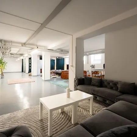 Sunlit Urban Haven Loft With Five Queen Beds Цюрих