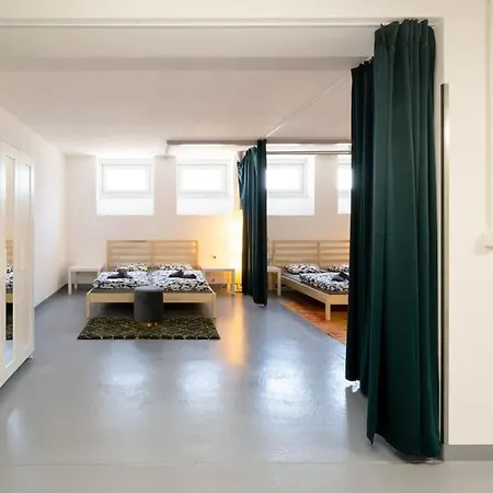 Sunlit Urban Haven Loft With Five Queen Beds