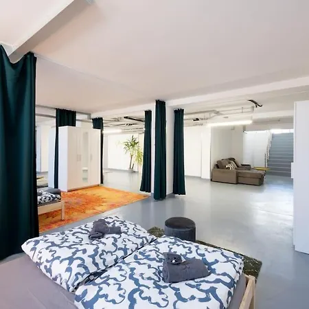 Sunlit Urban Haven Loft With Five Queen Beds Zurich
