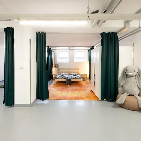 Sunlit Urban Haven Loft With Five Queen Beds شقة *